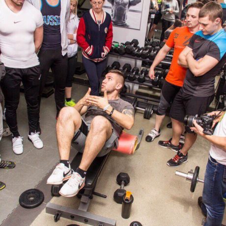 Самат Назиров показывает упражнение на пресс тренерам